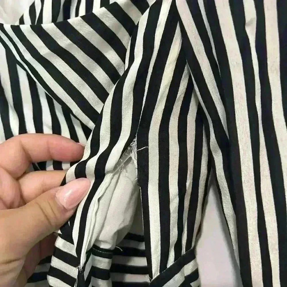 Alice and Olivia Alba Cross Front Womens Blouse Size S Striped Long Sleeve - Picture 4 of 7